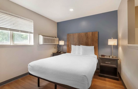 Deluxe Studio - 1 Queen Bed