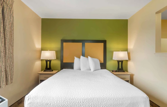 Deluxe Studio - 1 Queen Bed