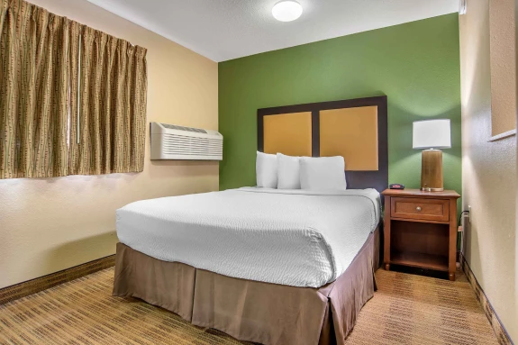 Deluxe Studio - 1 Queen Bed