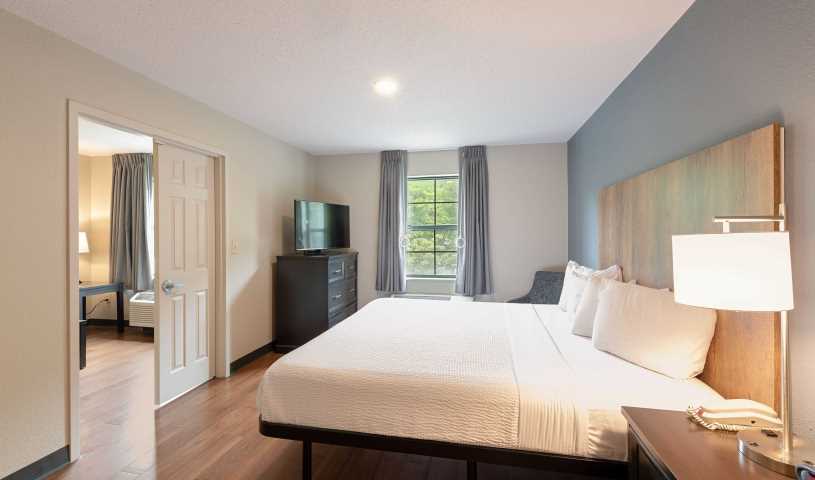 1 Bedroom Suite - 1 King Bed