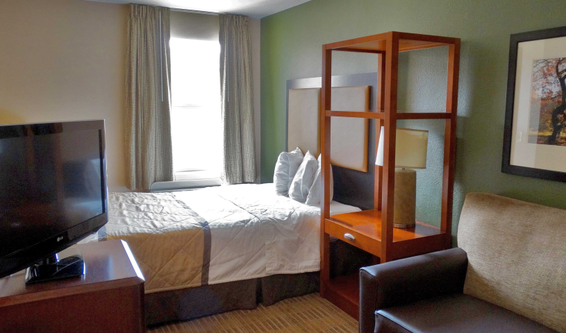 Deluxe Studio - 1 Queen Bed